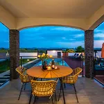 Luna Luxury * سكرادين
