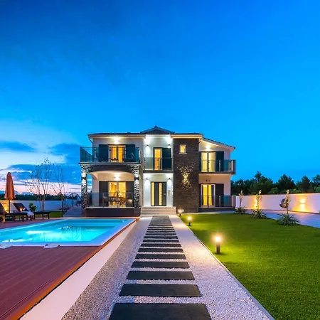 Luna Luxury Villa *